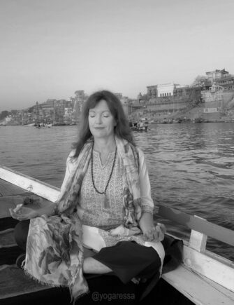 Meditate-IMG_0312-b&w-Varanasi-yogaressa